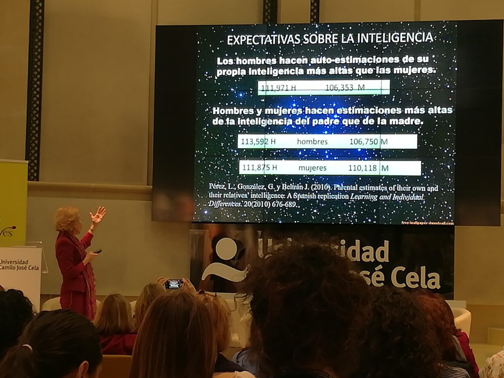 Luz Pérez en el Seminario Mujer y Superdotación.